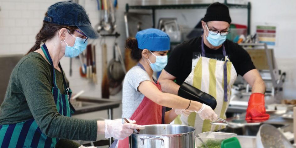 3 bénévoles travaillent en cuisine en temps de pandémie